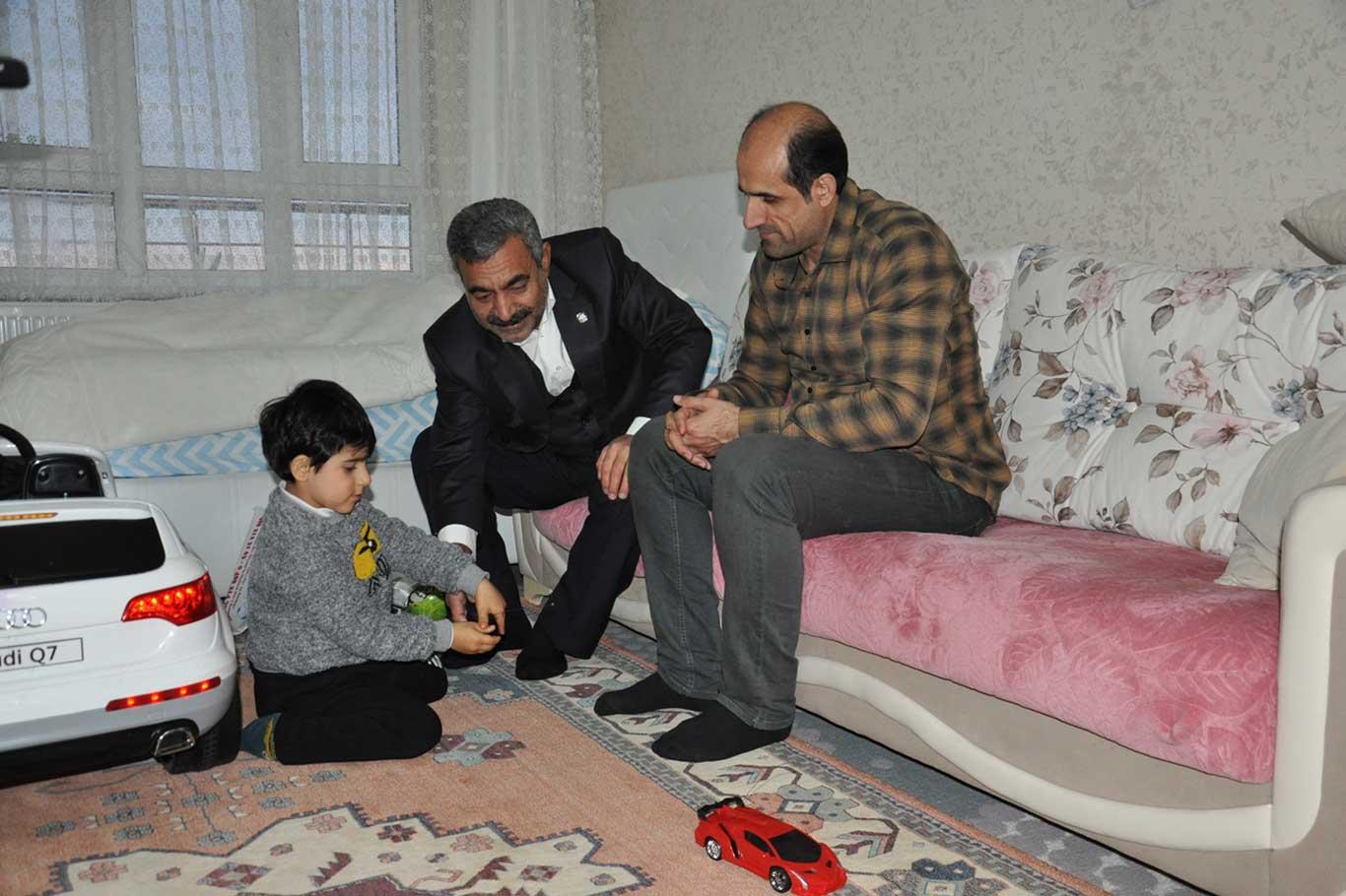 HÜDA PAR Batman heyeti, çocukları ölümcül hastalığa yakalanan Abay ailesini ziyaret etti